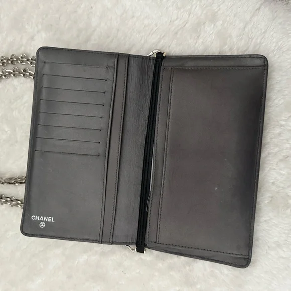 CHANEL Textured Black Crossbody Bag with Silver Chain - Picture 4 of 14